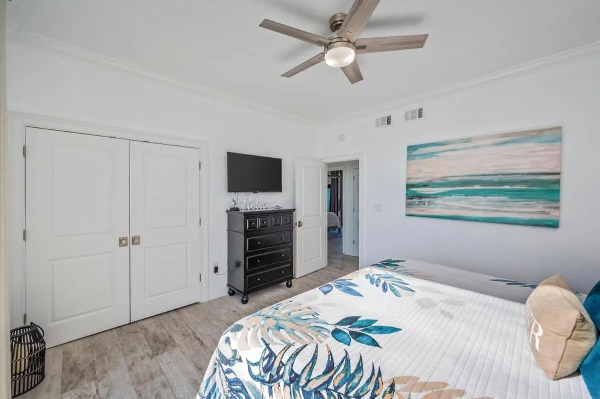 Holiday home 1125 Shoreline Towers Penthouse 3Bd Free Beach Set Garage Space Destin