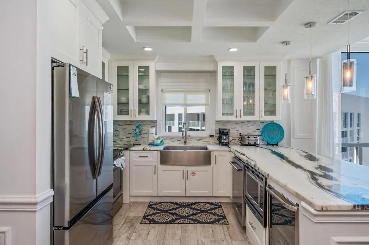 1125 Shoreline Towers Penthouse 3Bd Free Beach Set Garage Space Destin Holiday home