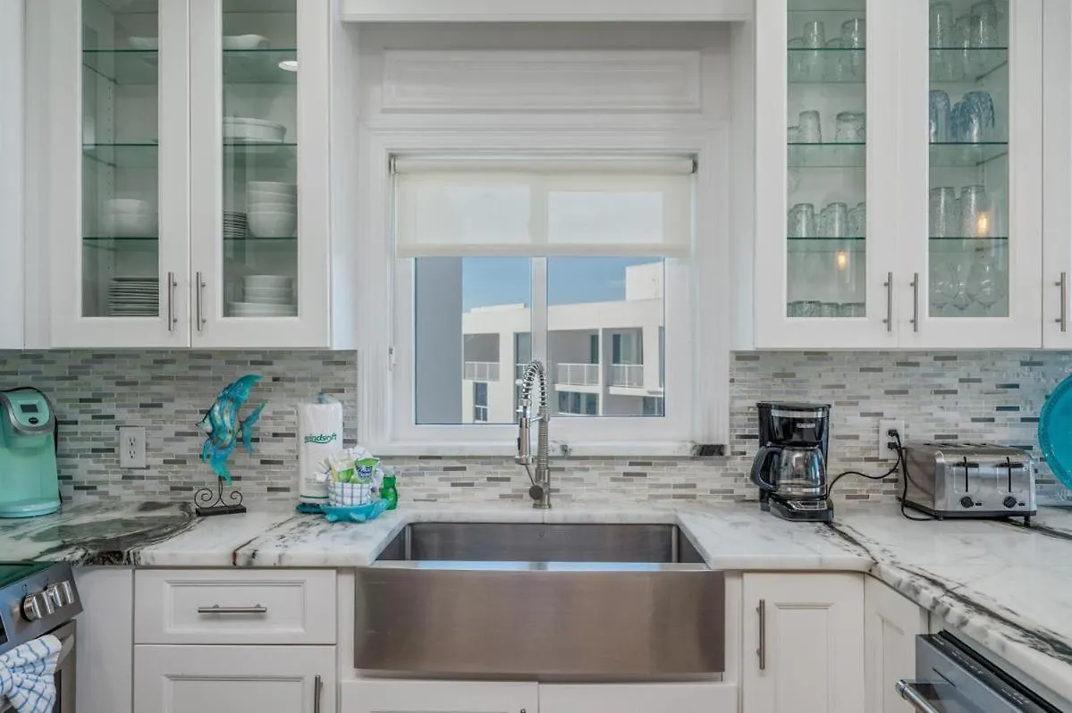1125 Shoreline Towers Penthouse 3Bd Free Beach Set Garage Space Destin