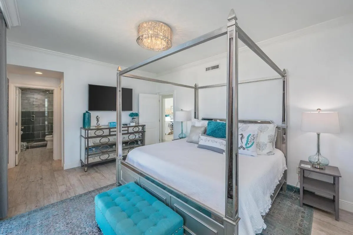 Holiday home 1125 Shoreline Towers Penthouse 3Bd Free Beach Set Garage Space Destin