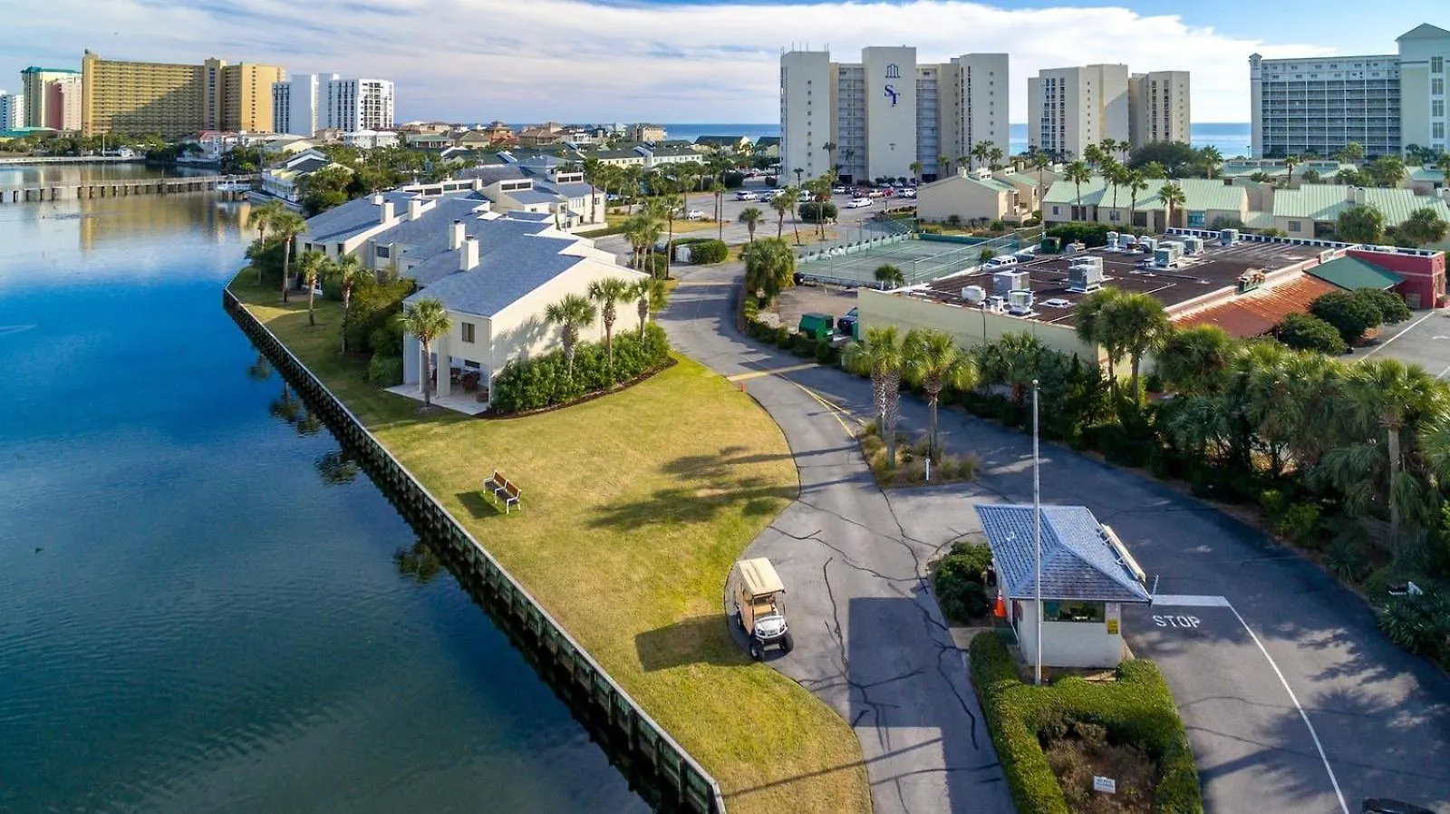 1125 Shoreline Towers Penthouse 3Bd Free Beach Set Garage Space Destin Holiday home